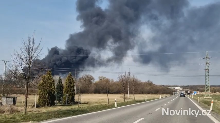 Ngọn lửa lớn cháy kho ở Otrokovice