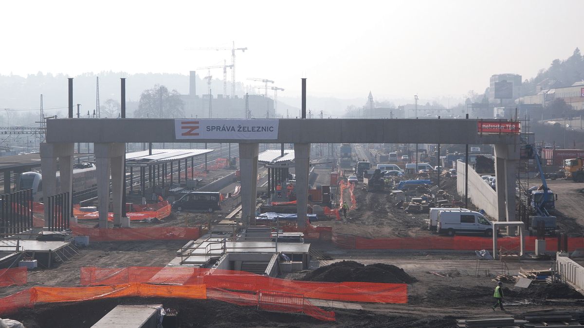 Autobusy pojedou nad kolejemi, první nástupiště se otevřou na nádraží Praha-Smíchov ještě letos