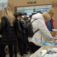 Zákazníci si balíky osahávají a porovnávají podle váhy a tvaru. Někteří sázejí na malé krabice, jiní na ty nejtěžší.