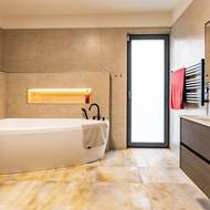 V domě jsou tři koupelny, pro každou část rodiny jedna. Díky tomu mají všichni své soukromí.