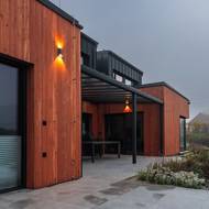 Dřevěné obklady jsou jenom na snadno dostupných částech domu tak, aby je bylo možné pohodlně udržovat.