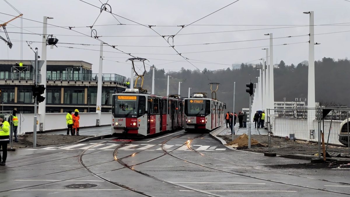Tramvaje testují novou trať před otevřením Dvoreckého mostu