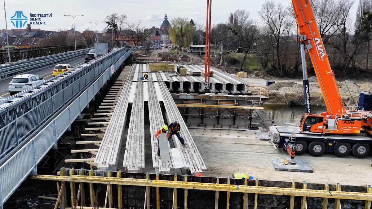 Jeřáb už pokládá nosníky nového mostu v Břeclavi. Jezdit se po něm začne v srpnu