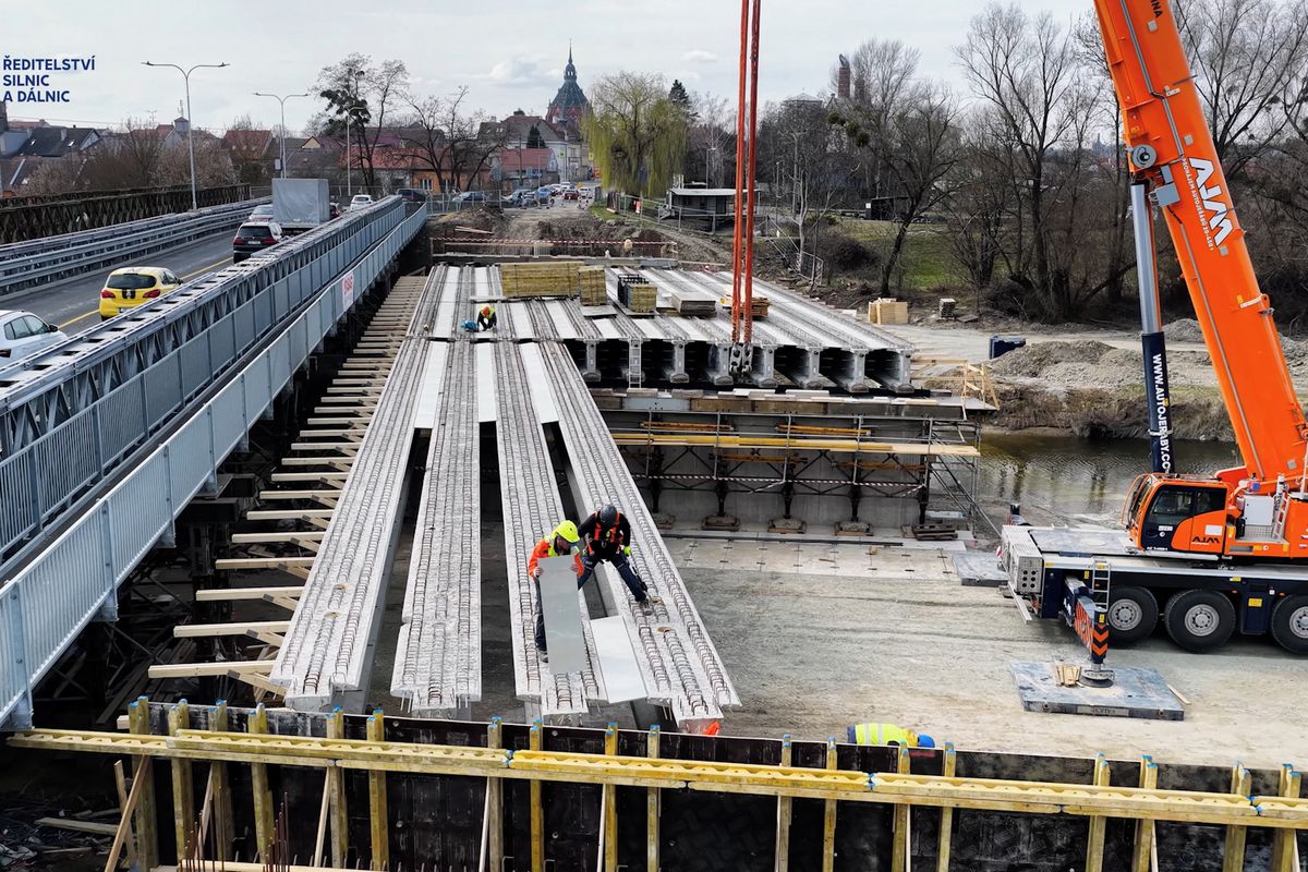 Jeřáb už pokládá nosníky nového mostu v Břeclavi. Jezdit se po něm začne v srpnu
