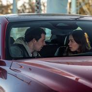 Josh O'Connor a Emily Bluntová