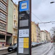 Právě na Palackého náměstí si Praha ověřovala podobu i fungování nového označníku v běžném provozu.