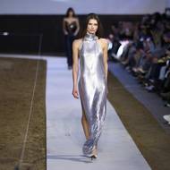 Saténové třpytivé večerní šaty z kolekce Stella McCartneyové podzim/zima 2026-2027