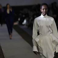 Saténové šaty od Stelly McCartneyové