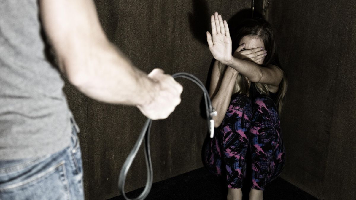 Třetina žen v EU zažila podle průzkumu násilí. Zhruba každou desátou ženu fyzicky zranil partner