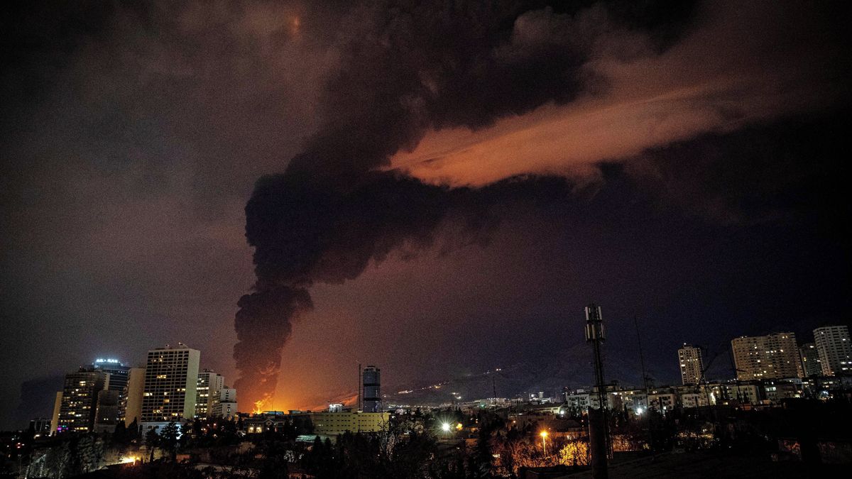Toxický mrak po úderech na íránskou ropu se šíří nad další země