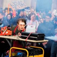 Představitel ministra Macinky pouštěl kouř a startoval motorovou pilu.