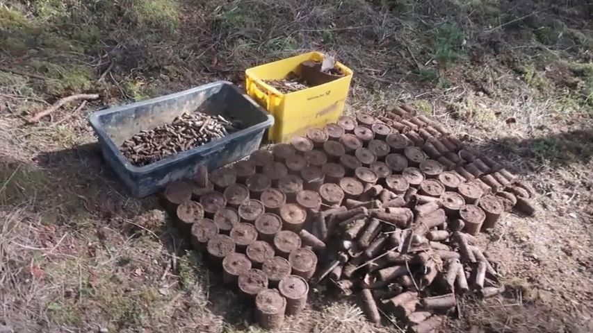 Pyrotechnici vykopali v lese na jihu Čech 300 granátů z dob druhé světové války