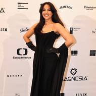 Černé šaty s korzetem a vlečkou zvolila pro slavnostní večer slovenská herečka a zpěvačka Alžběta Ferencová, která vystupuje pod uměleckým jménem Zea.