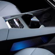 Fyzických tlačítek je v kabině minimum.