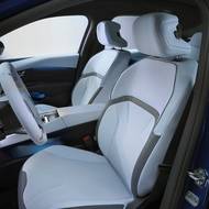 Přední sedadla vypadají komfortně, podobně jako v iX3.