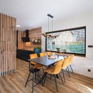 Jídelnu mají navrženou hned vedle kuchyně, což si majitelé pochvalují nejen z praktického hlediska.