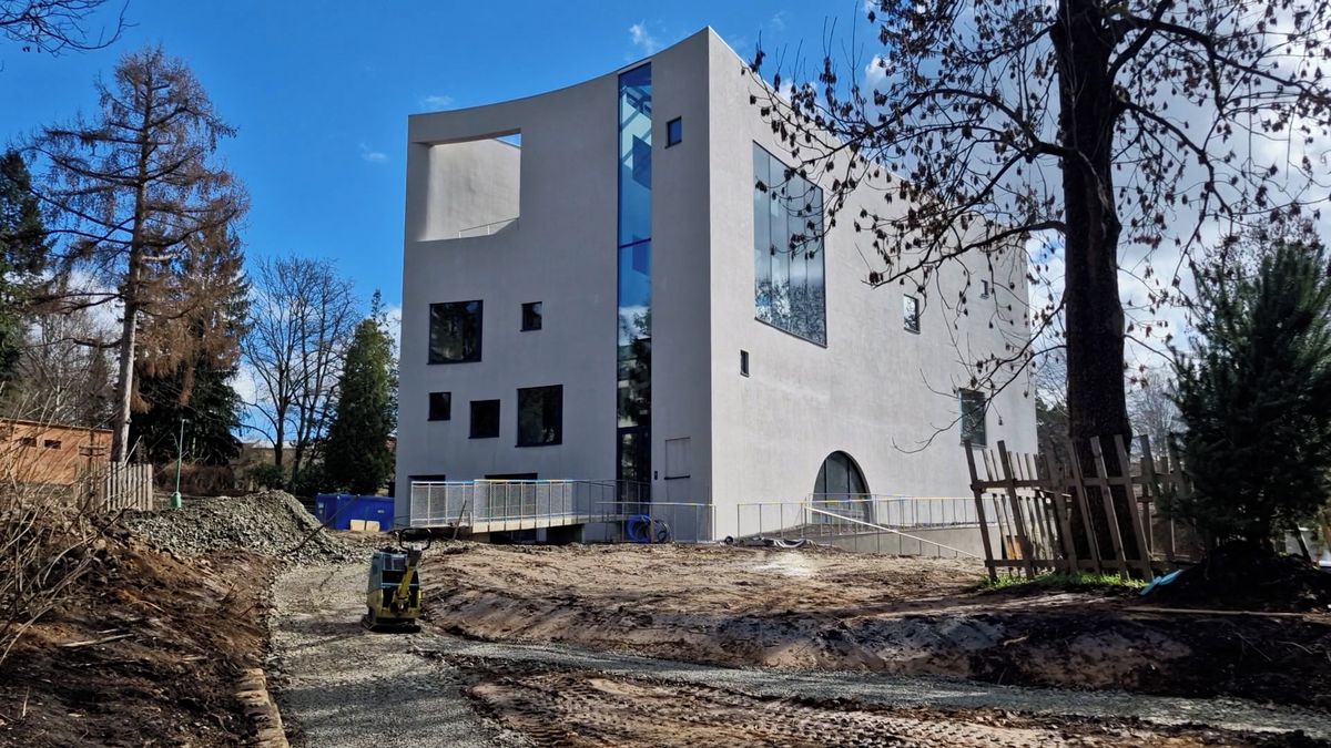 V Turnově dokončili unikátní knihovnu ve skalách, s vyhlídkou i filmovým plátnem