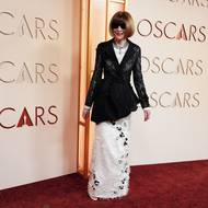 Objevila se i ve své osvědčené černobílé kombinaci Anna Wintourová.