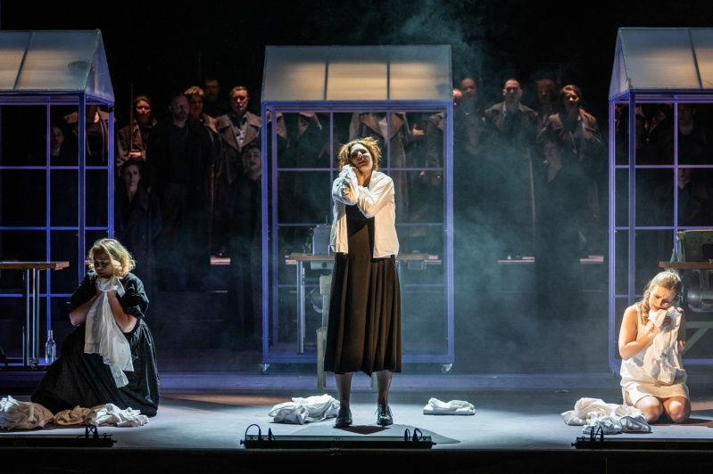 RECENZE: Svatební košile o vině a smíření