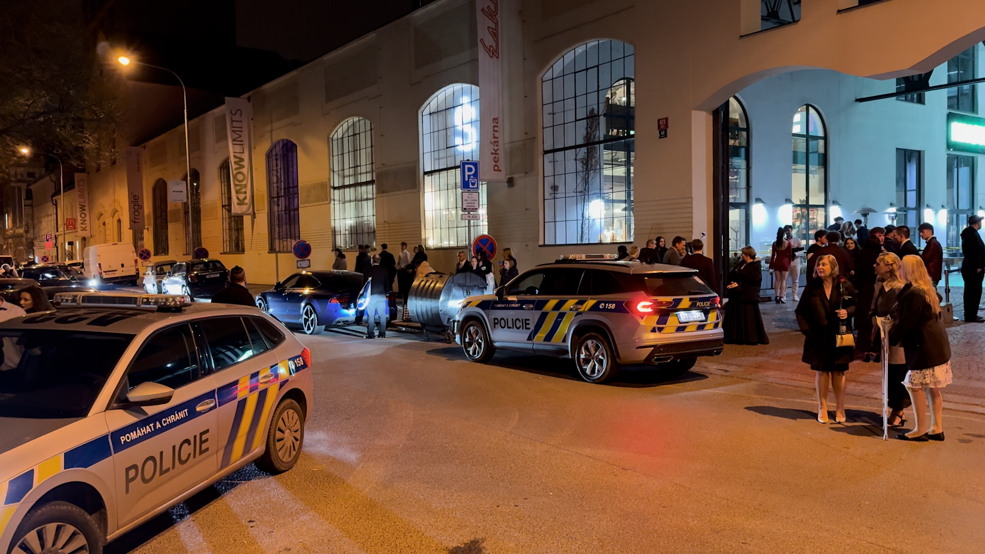 Rvačka tập thể tại buổi tiệc tốt nghiệp của các cảnh sát tương lai ở Praha: Người lớn xô xát vì bóng đá