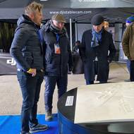 Jeden ze zakladatelů dronového polygonu v Moravských Budějovicích  Tomáš Jelínek (vlevo) představuje budoucí podobu areálu.