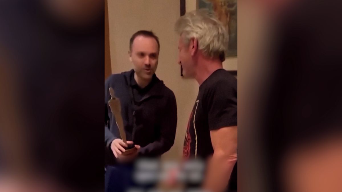 Herec Sean Penn odmítl oscarový ceremoniál a jel na Ukrajinu. Dostal sošku ukovanou z trosek vlaku