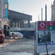 U bývalého domu potravin pokračuje výstavba nového kapacitního výstupu ze stanice metra Muzeum. Otevřen by měl již brzy. 