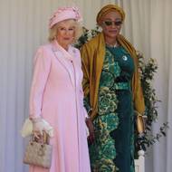 Královna Camilla s nigerijskou první dámou Oluremi Tinubu. Růžové šaty  pochází z dílny londýnské návrhářky couture módy Fiony Clare a královna je vynesla například už při návštěvě Paříže.
