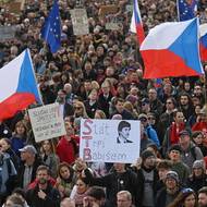 Mikuláš Minář z Milionu chvilek pro demokracii oznámil, že právě viděl záběr z jeřábu a podle něj je Letná zaplněná. „Je nás tu minimálně 200 až 250 tisíc,“ oznámil demonstrantům.