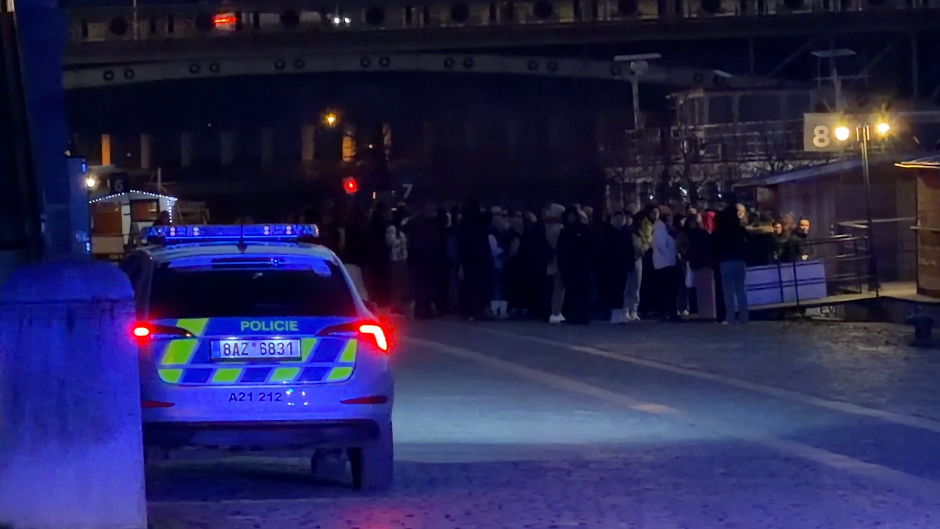 Người phụ nữ đe dọa nhảy