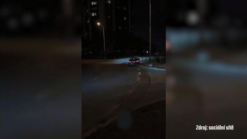 Auto měl vymazlené, ale silnici netrefil. Video s uskakujícím chodcem poslalo policii na tuningový sraz, pokuty padaly