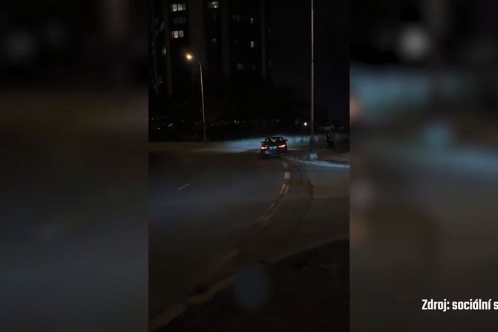 Auto měl vymazlené, ale silnici netrefil. Video s uskakujícím chodcem poslalo policii na tuningový sraz, pokuty padaly 