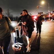 Cestující z LaGuardia neodletěli. Museli hledat jiný způsob dopravy. 