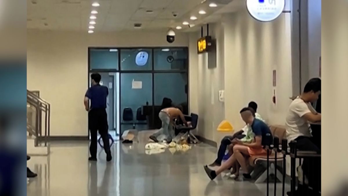 Polonahý cestující řádil na thajském letišti. Bizarní situaci natočil svědek