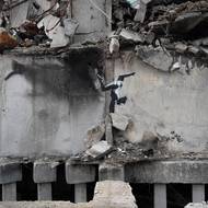 Ukrajina. Banksyho reakce na ruské útoky přímo ve zničeném městě Boroďanka. 