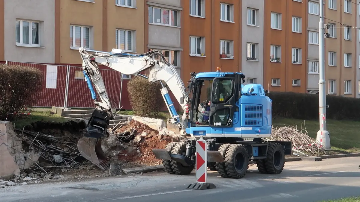 Ponurý podchod pod plzeňskou magistrálou nahradí moderní lávka. Jiná překlene Radbuzu