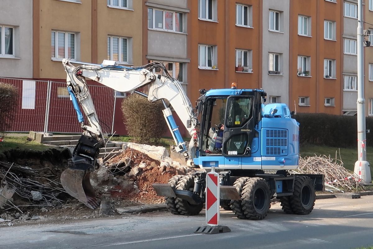 Ponurý podchod pod plzeňskou magistrálou nahradí moderní lávka. Jiná překlene Radbuzu