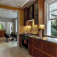 Na rozdíl od rodin obývajících modernizované byty, majitelé tohoto domu si přáli zachovat jeho původní styl. Což mj. znamenalo nechat samostatnou kuchyň, jídelnu i obývák.