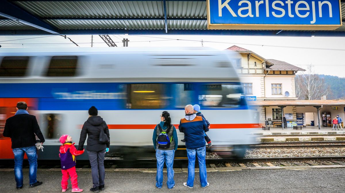Trať na Karlštejn jako obranný výdaj. Vládní rozpočtová kouzla podle odborníků narazí u NATO