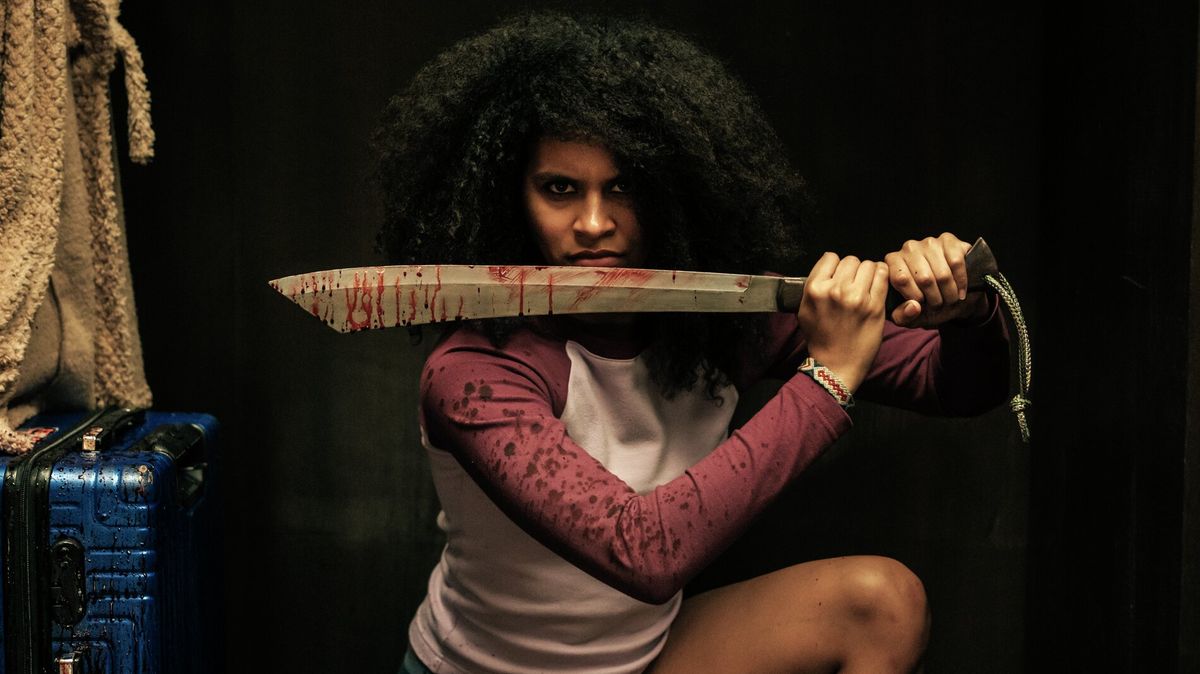 RECENZE: Najdou si tě a utahají. Slibný horor se koupe v krvi a hloupém humoru