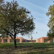 Umístění na kraji města nese své ovoce: klienti mohou těžit z dostatku okolní přírody a jejich rodiny přitom nemusí zajíždět do vzdálených končin.