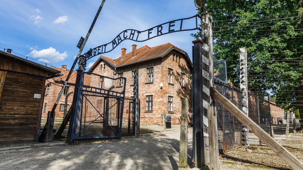 U finančního úřadu v bavorské obci se objevila maketa brány koncentračního tábora v Osvětimi s hákovými kříži