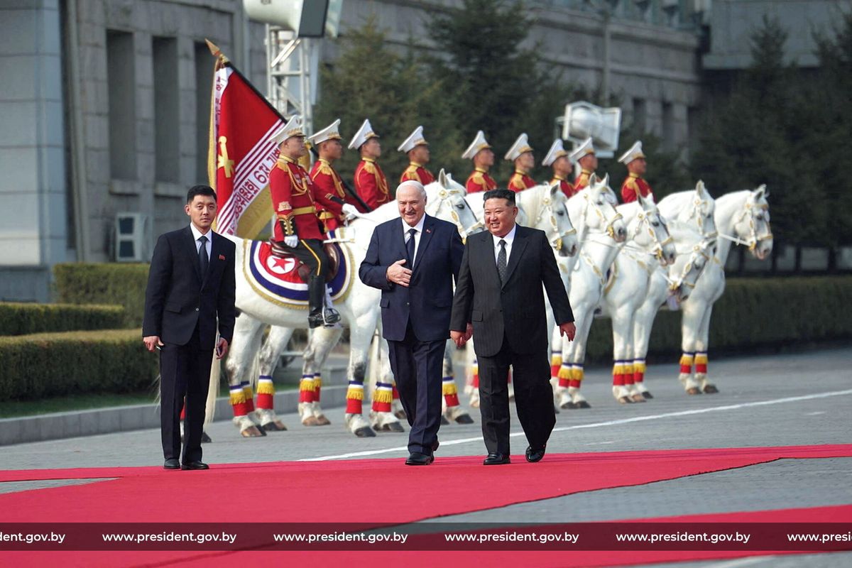 „Situace nás tlačí do náruče toho druhého.“ Lukašenko přiletěl za Kimem do Severní Koreje