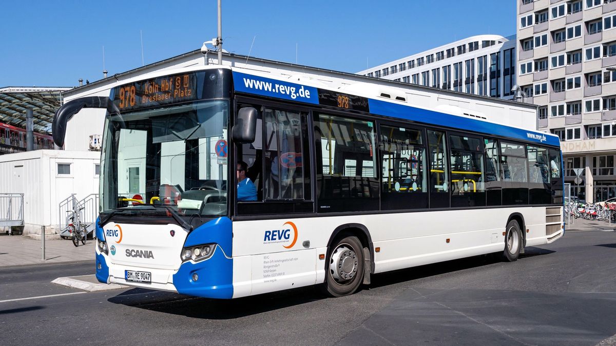 Mladík v Německu ukradl z depa autobus, aby odvezl přítelkyni do školy