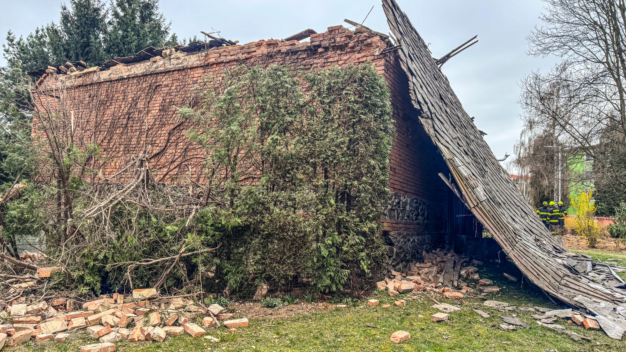 Část neobydleného domu na sídlišti v Lošticích se zbortila na chodník