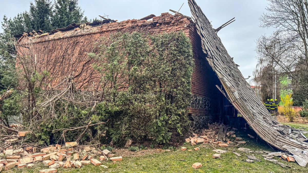 Část neobydleného domu na sídlišti v Lošticích se zbortila na chodník