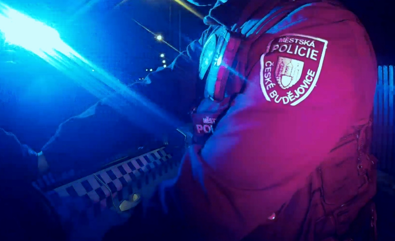 Người đi xe đạp say rượu ở Nam Bohemia đã đua với cảnh sát, sau đó trốn sau xe ô tô