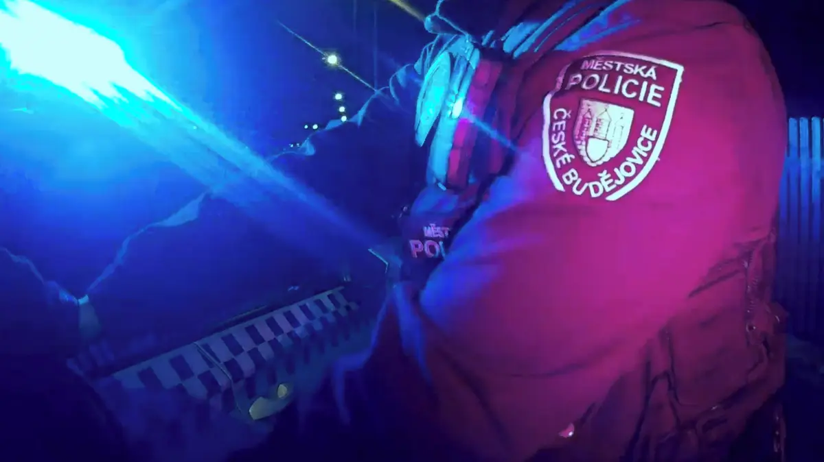 Opilý cyklista na jihu Čech závodil se strážníky, pak se schovával za autem