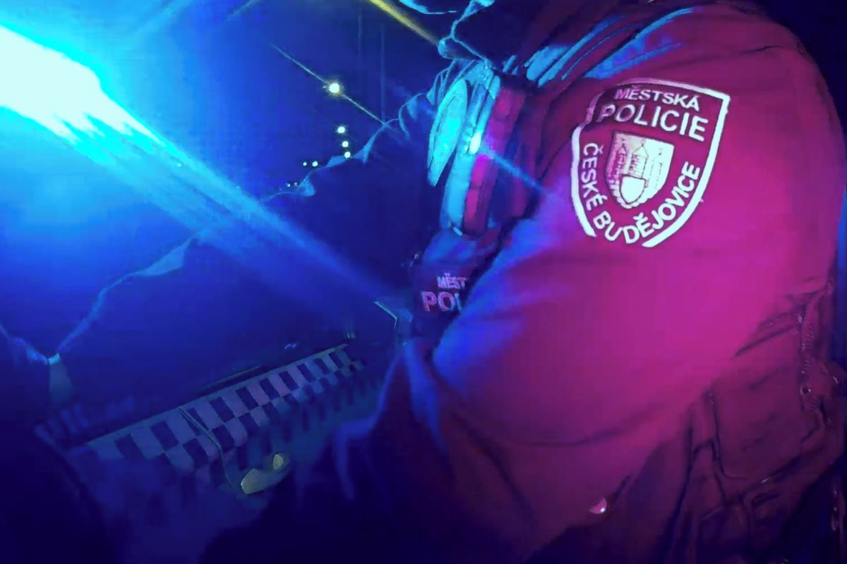 Opilý cyklista na jihu Čech závodil se strážníky, pak se schovával za autem