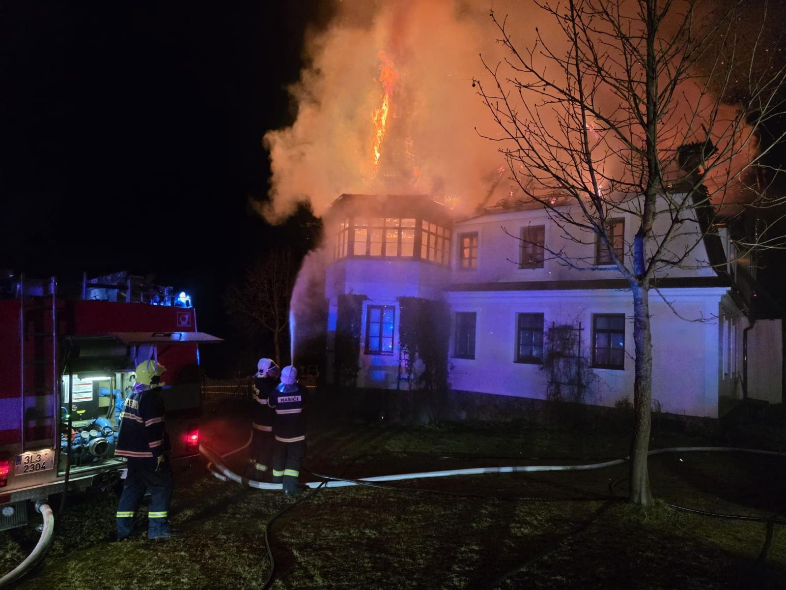 V Krkonoších v noci hořel dvoupatrový dům. Lidé včas utekli